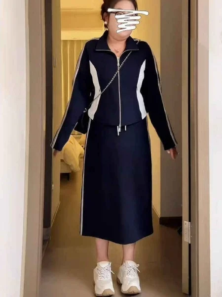 

Модный повседневный женский комплект больших размеров из двух предметов: юбка миди с высокой талией и топ на молнии с длинным рукавом, весна 2026