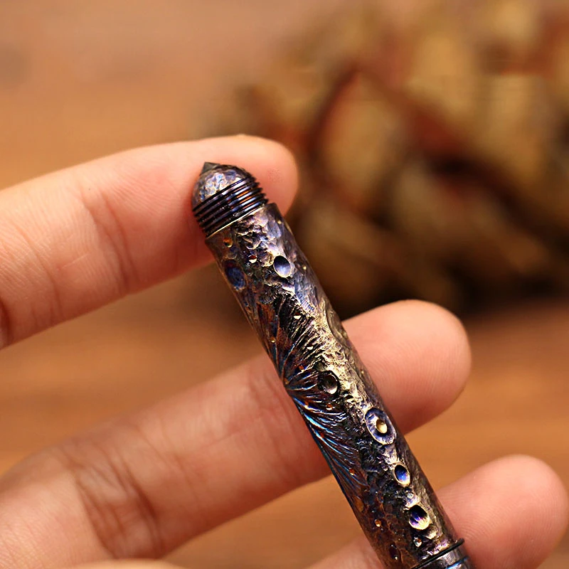 Mini Hand แกะสลัก Starry Sky EDC ไทเทเนียมยุทธวิธีปากกาทังสเตนหักหน้าต่างปากกาโลหะ
