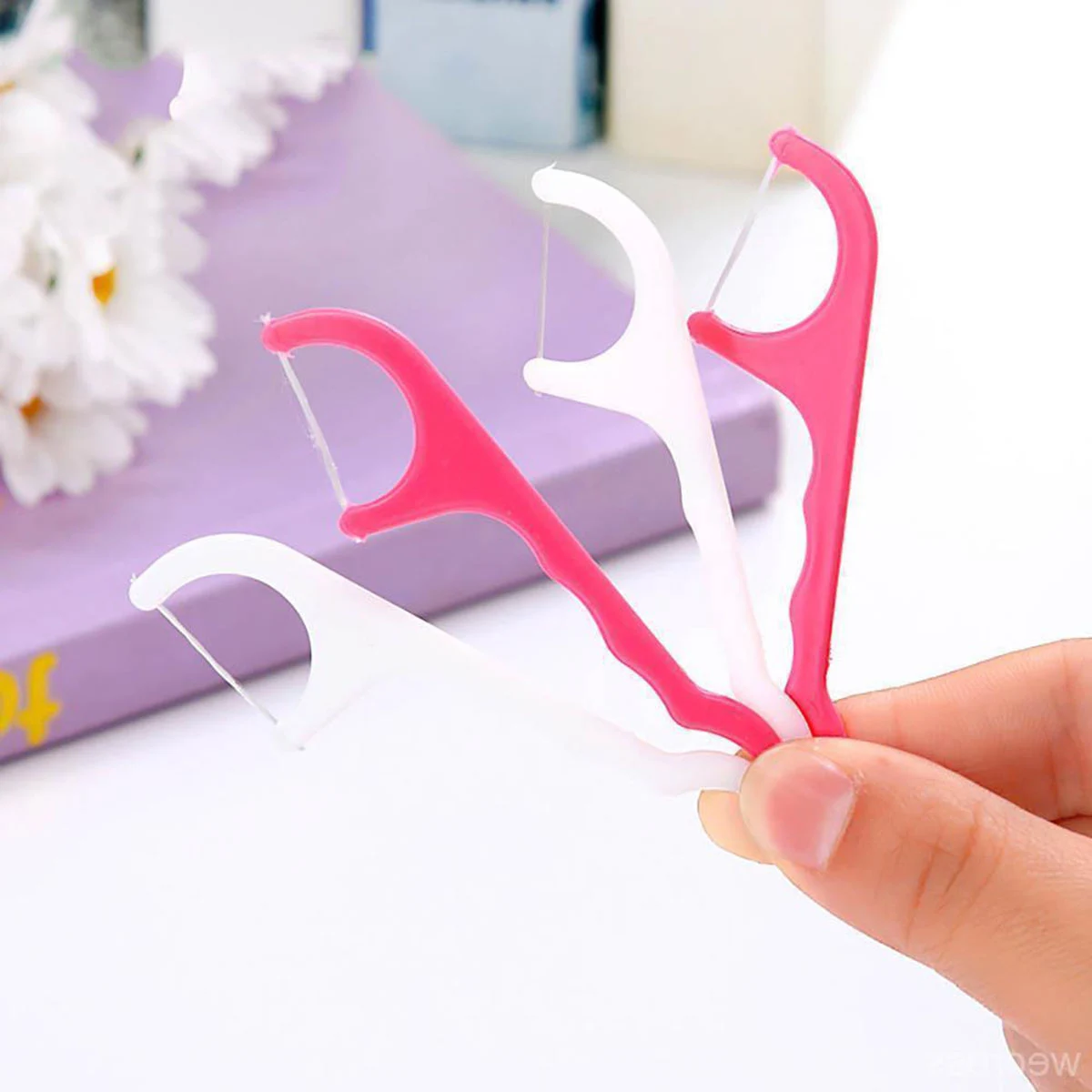 

100pcs Plastic Dental Floss Stick Nylon Wire Portable Teeth Care Cleaner Cleaning Tools Set (White and Pink)