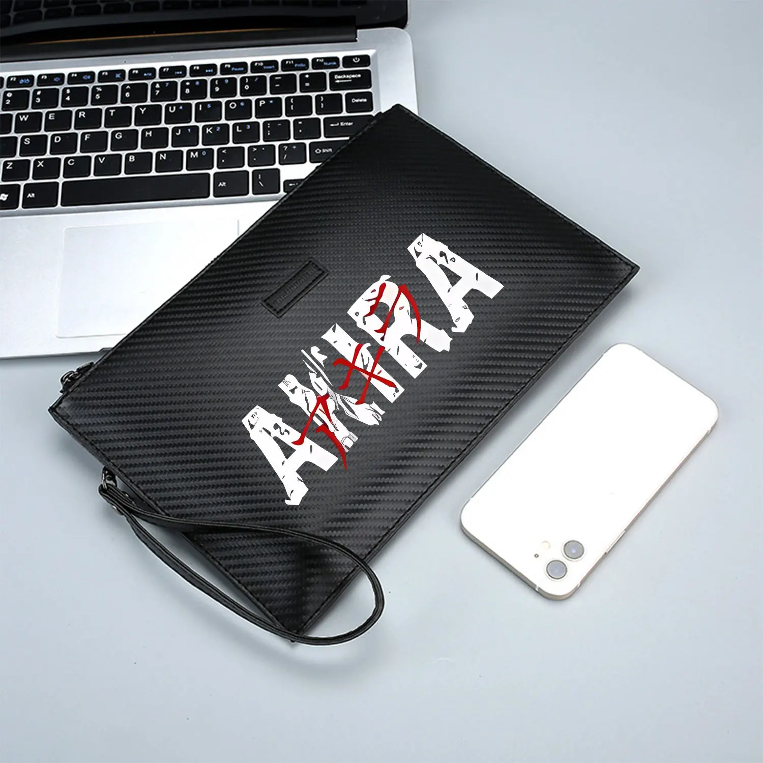 حروف بيضاء، ضربات فرشاة حمراء، خلفية سوداء، حقيبة يد رجالية أنيقة مطبوعة من البولي يوريثان، عصرية وعملية للحمل اليومي