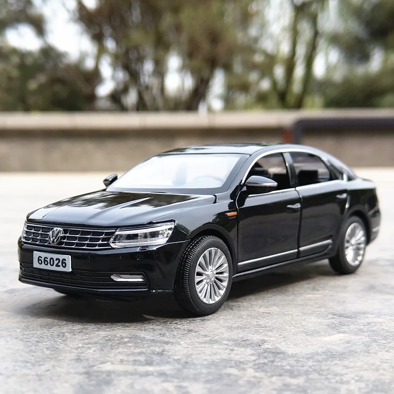 1:32 Passat Alloy Model Car Toy Diecasts Metal Casting Sound and Light Car Toys For Children Vehicle