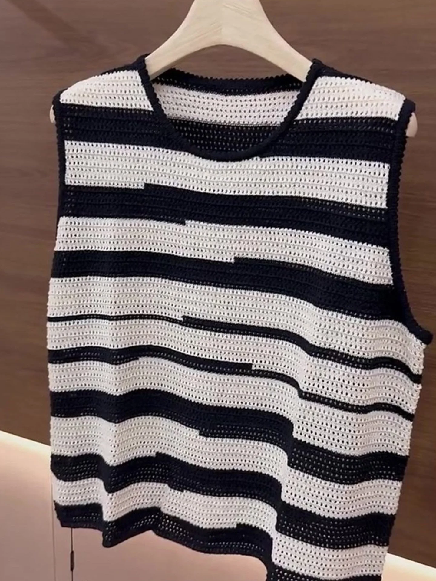 Estate 2025 Gilet lavorato a maglia scavato a righe da donna Pendolarismo Faion oulder Bared Top Svel Coreano Sle Loose Fit