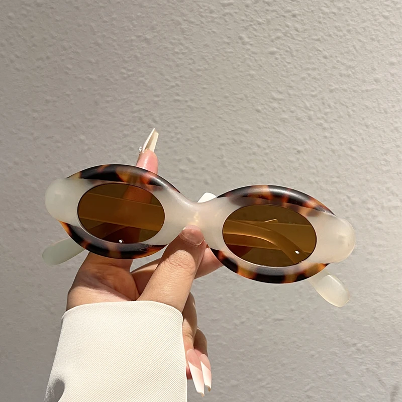 KAMMPT Ovale Sonnenbrille für Damen, Modische Dicke Rahmen in Bonbonfarben, Outdoor Casual Shades, Trendiges Luxusmarken-Design, Dekorative Sonnenbrillen