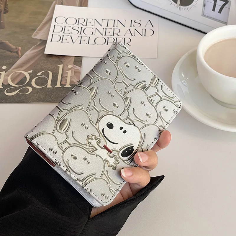 Snoopy ผู้ถือหนังสือเดินทางแฟชั่นผู้ชายผู้หญิงหนัง Pu อุปกรณ์เสริมการเดินทาง ID บัตรเครดิตเอกสารหนังสือเดินทางกระเป๋าสตางค์กระเป๋า