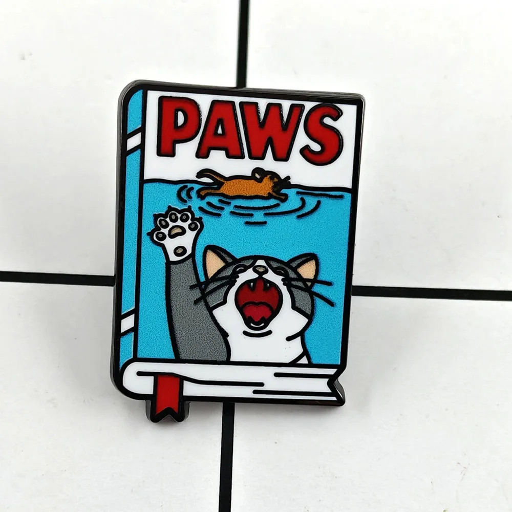PAWS Katzen-Spoof-Brosche Schwimmende Maus Buch Ozean Emaille-Pin Kreativer Cartoon-Tier-Metall-Pin Haustierliebhaber-Abzeichen Taschen-Dekoration
