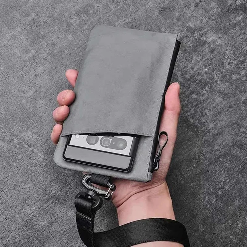 حقيبة يد بسحاب مع سوار معصم وحامل جواز السفر ومحفظة بسحاب وحامل EDC مقاوم للعوامل الجوية وحجب RFID 3 فتحات خارجية