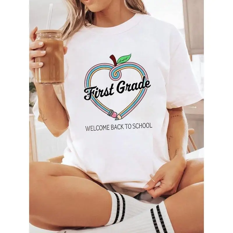 

Kids Back to School First Grade T-Shirt Cute Apple Heart Pencil Graphic Tee for Girls Welcome Back Primary School Student Outfit