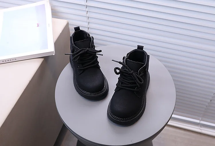 2026 Herbst Neue Kinder-Lederstiefel für Jungen Einfarbig Vielseitig Atmungsaktiv Schlichte Kinder-Kurzstiefel für Mädchen Lässig Einfach – Detail 11