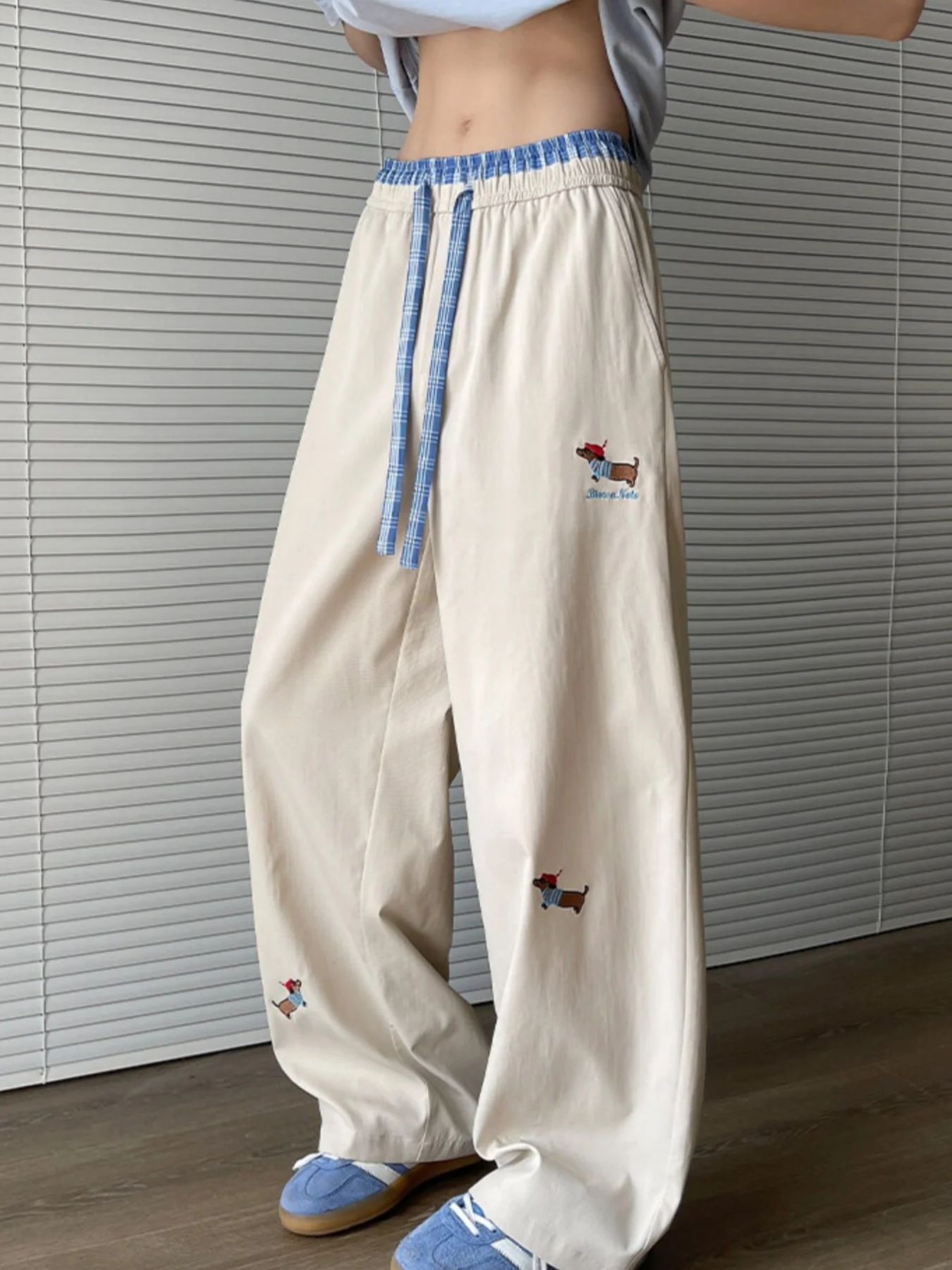 Novas calças esportivas casuais, novas calças de cintura alta para emagrecimento e aumento de altura, calças esportivas casuais de perna reta, estilo americano moderno e moderno, calças de perna reta bloqueadas de cor sólida para mulheres, primavera e outono bordadas