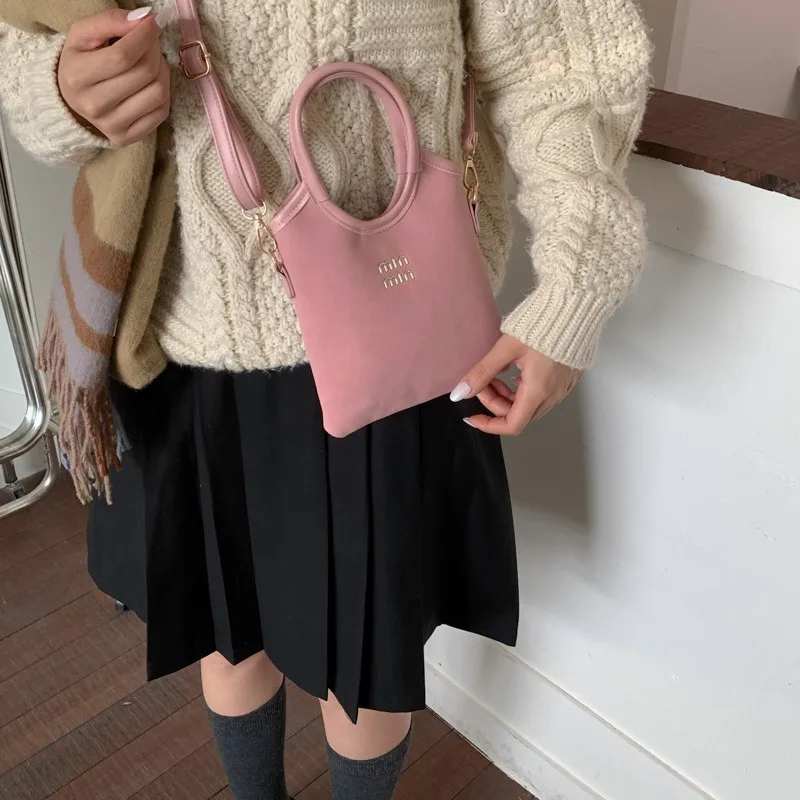 

Ladies Tote Bag Made of Chrysanthemum-Patterned Leather Boasting High-End Paris Commuter Style