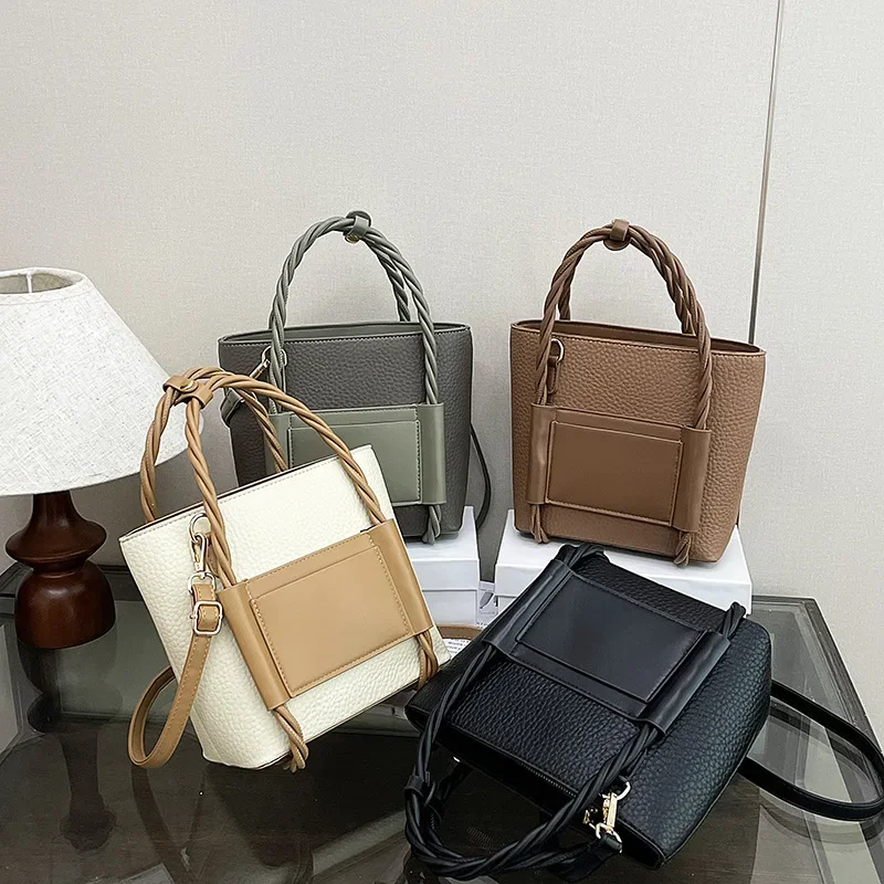 

Новая сумка через плечо 2025 года — стеганая кожа, простой витой цветок в стиле ретро, повседневная и практичная для путешествий и поездок на работу.