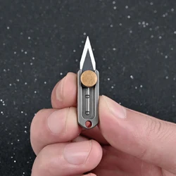 Mini coltello a spinta in titanio puro in lega di titanio affilato ciondolo portachiavi Edc portatile che smonta l'apertura espressa