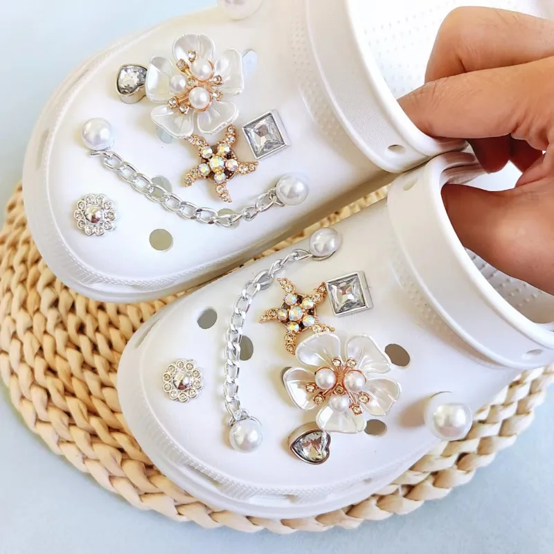 Dijes de zapatos Croc para niña, cadena de perlas desmontables, sandalias de estrella de mar de diamantes de imitación, accesorios de zapatillas,