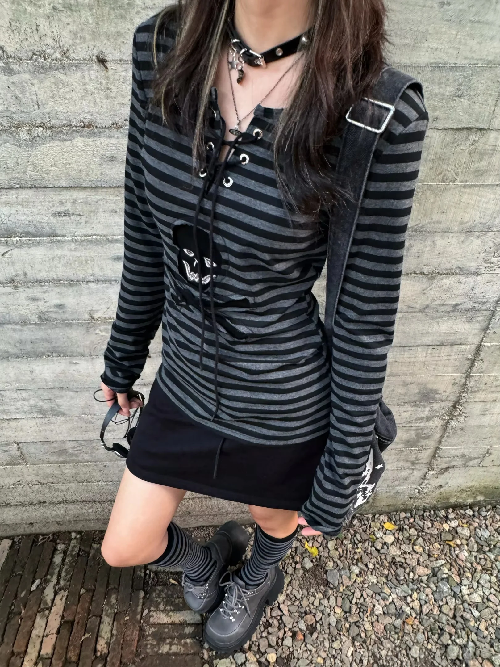 Damen Gothic Punk Gestreiftes Langarm-Oberteil mit V-Ausschnitt, Schnürung, Totenkopf-Applikation, Slim Fit, Emo Grunge Alt Streetwear T-Shirt – Detail 9