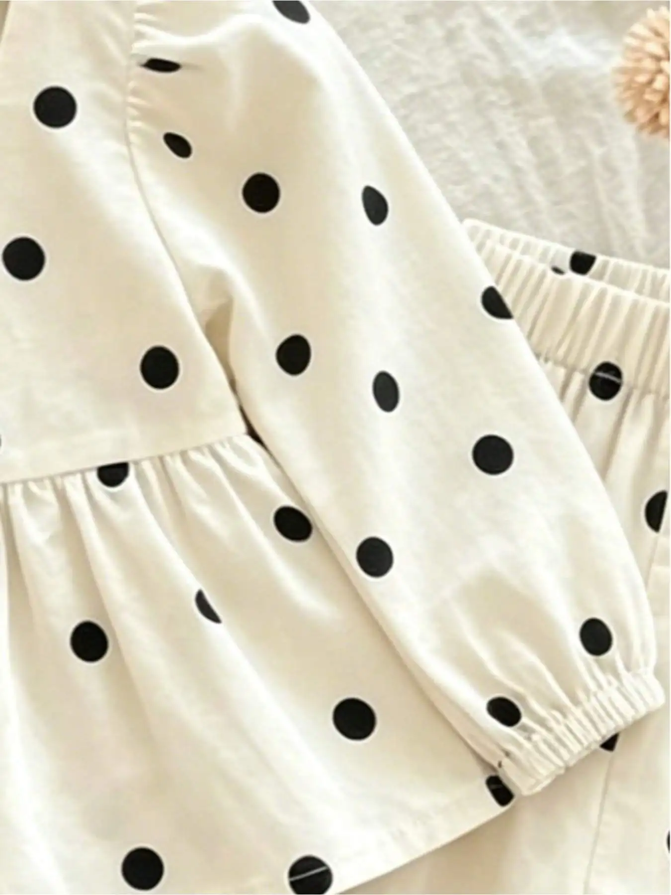 Kinder-Set mit Polka Dots und Langen Ärmeln für den Herbst: Oberteil mit Quadratischem Kragen, Rock mit Elastischem Bund & Lange Hose – Detail 6