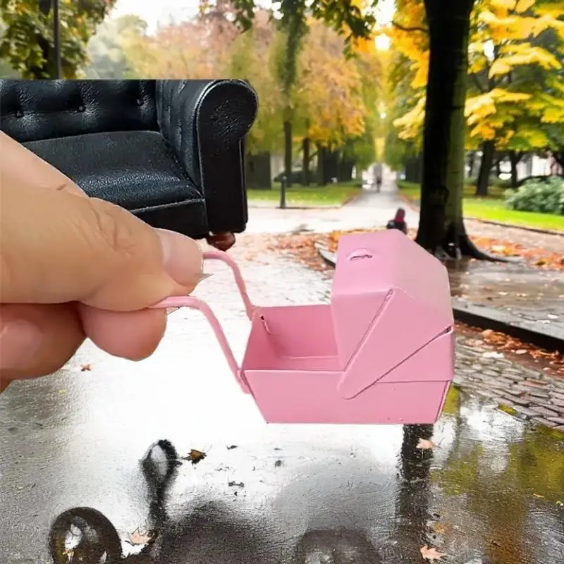 

Розовая модель детской коляски 1:12, миниатюры кукольного домика, поворотные колеса, детские игрушки «сделай сам», подарки для домашнего декора