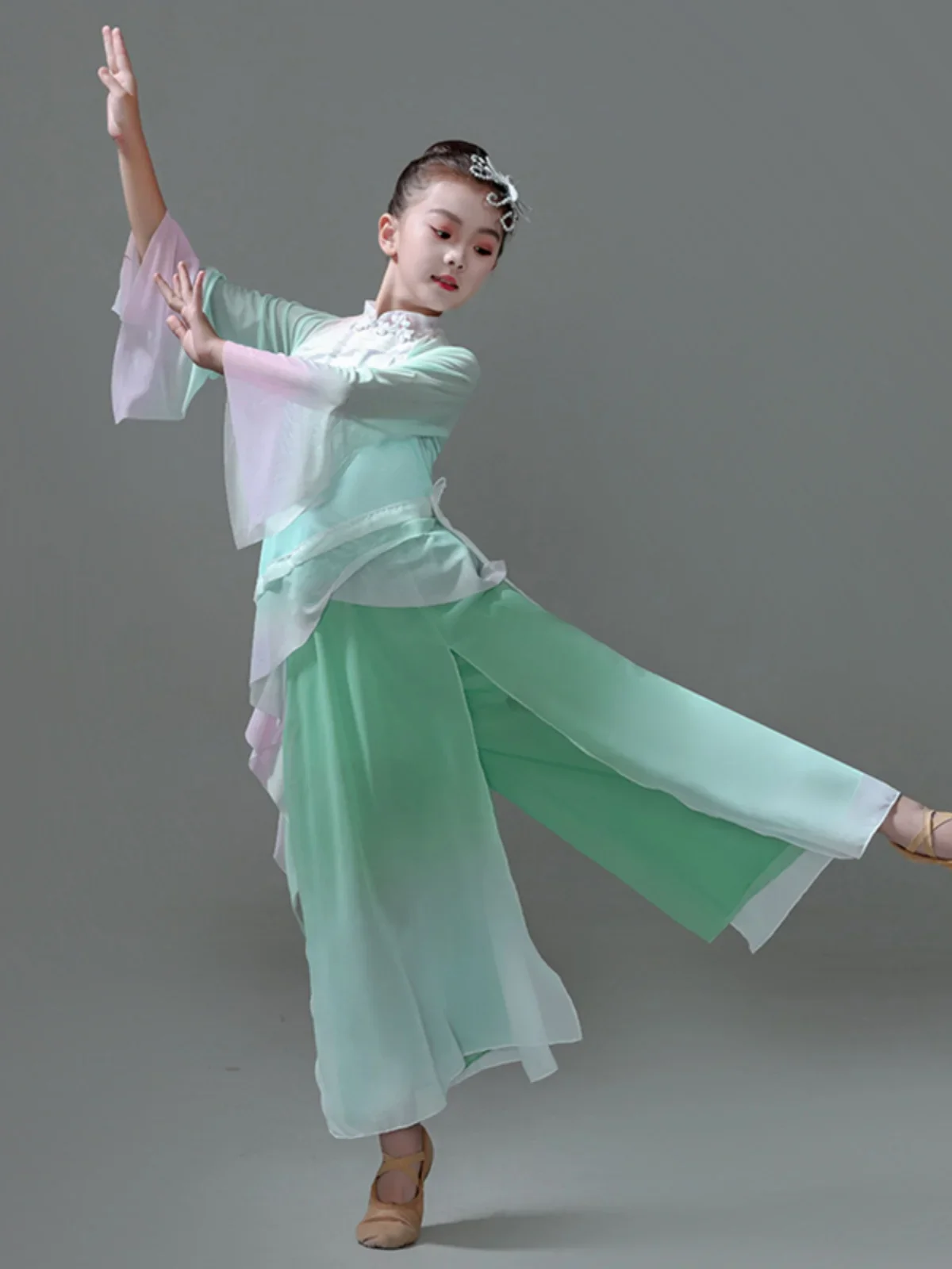 

Chinese dance ethnic dance drama performance fan dancChildren's classical dance performance suit, elegant girl's training suit,
