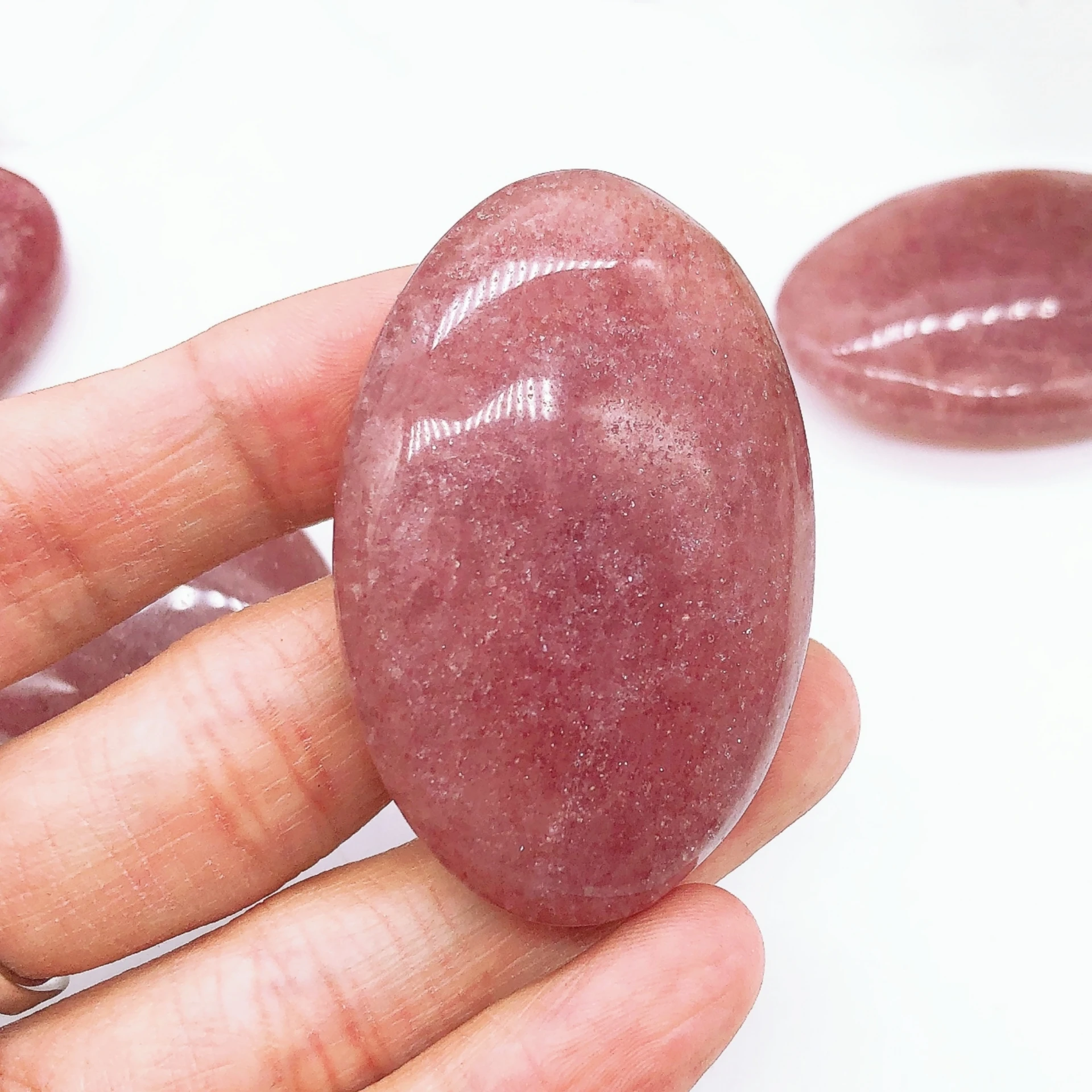 1PC Natural Pink Strawberry Quartz Palm Stone Crystal Tumbled Stones Energy Reiki Quartz Hot Compress message tool Home Decor