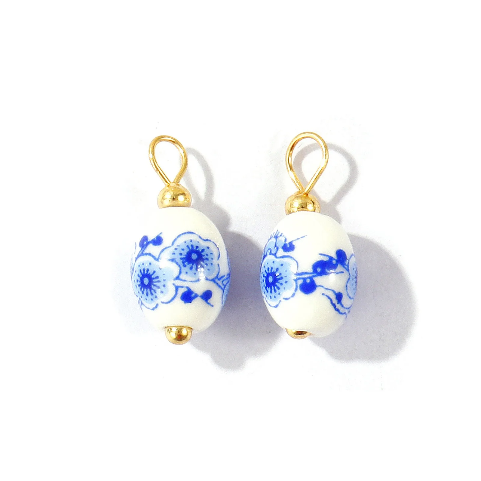 10 Stück Keramik-Anhänger aus Messing, Cloisonné, weiße und blaue Blume, handgezeichnet, 18 Karat vergoldet, Anhänger für DIY-Halsketten, Schmuckherstellung
