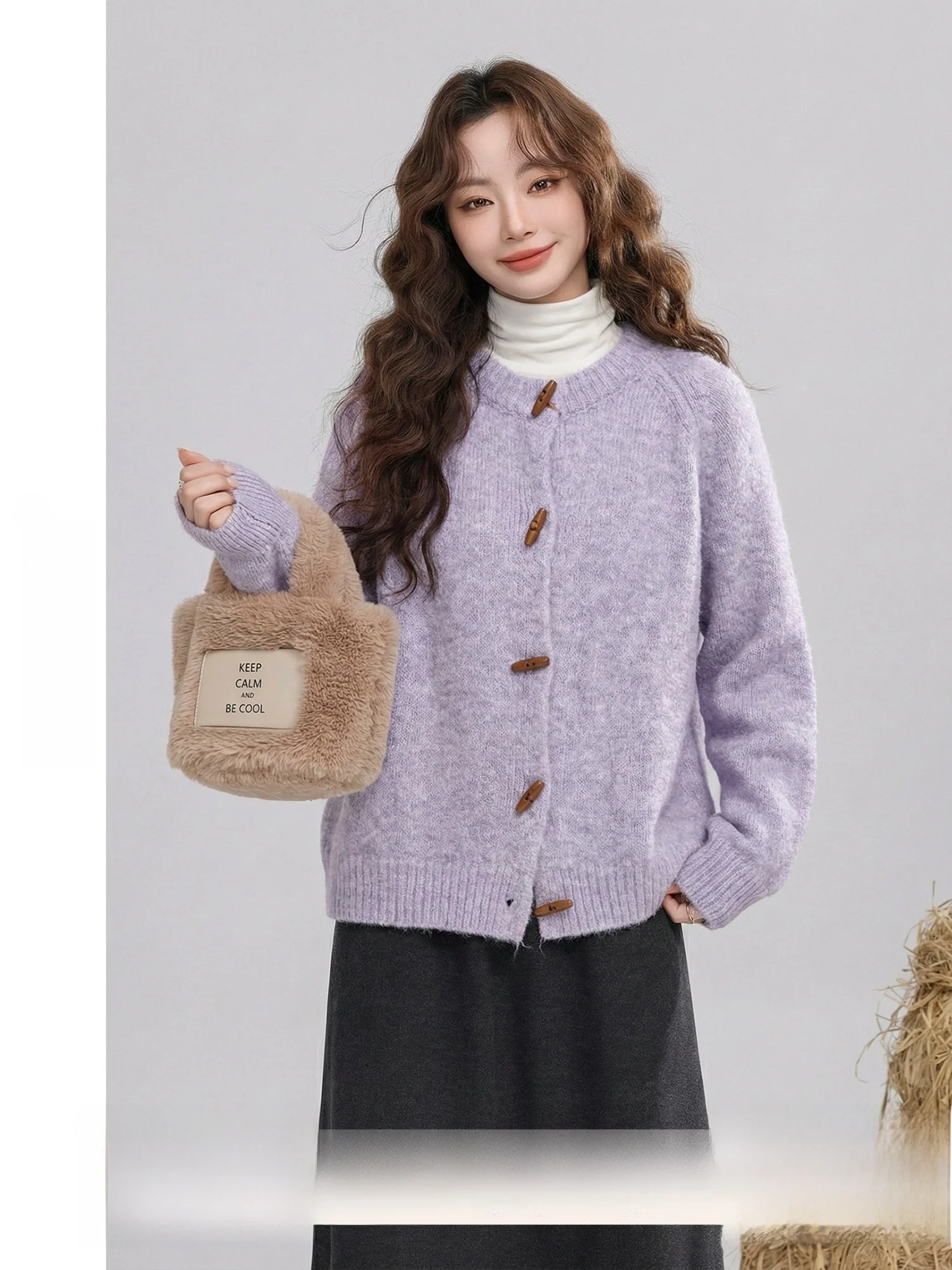 

Мягкий уютный фиолетовый свободный женский вязаный кардиган в винтажном стиле с длинными рукавами и круглым вырезом на пуговицах для осени и зимы