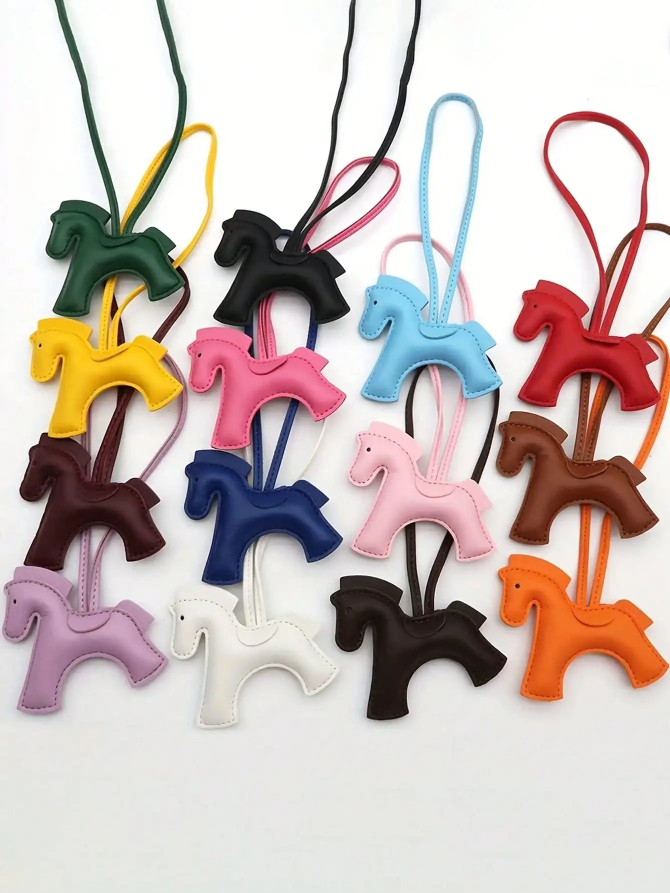 1 unidad de llavero de caballo galopante y perro - Colgante ecuestre de cuero PU, 14 colores (Verde, Negro, Rosa, Azul, Amarillo, Blanco, Marrón, Rojo, Naranja, Marrón, Azul Oscuro, Marrón Oscuro, Negro, Morado, Borgoña) - Correa ajustable para llaves, bolsos, cadenas de teléfono - San Valentín