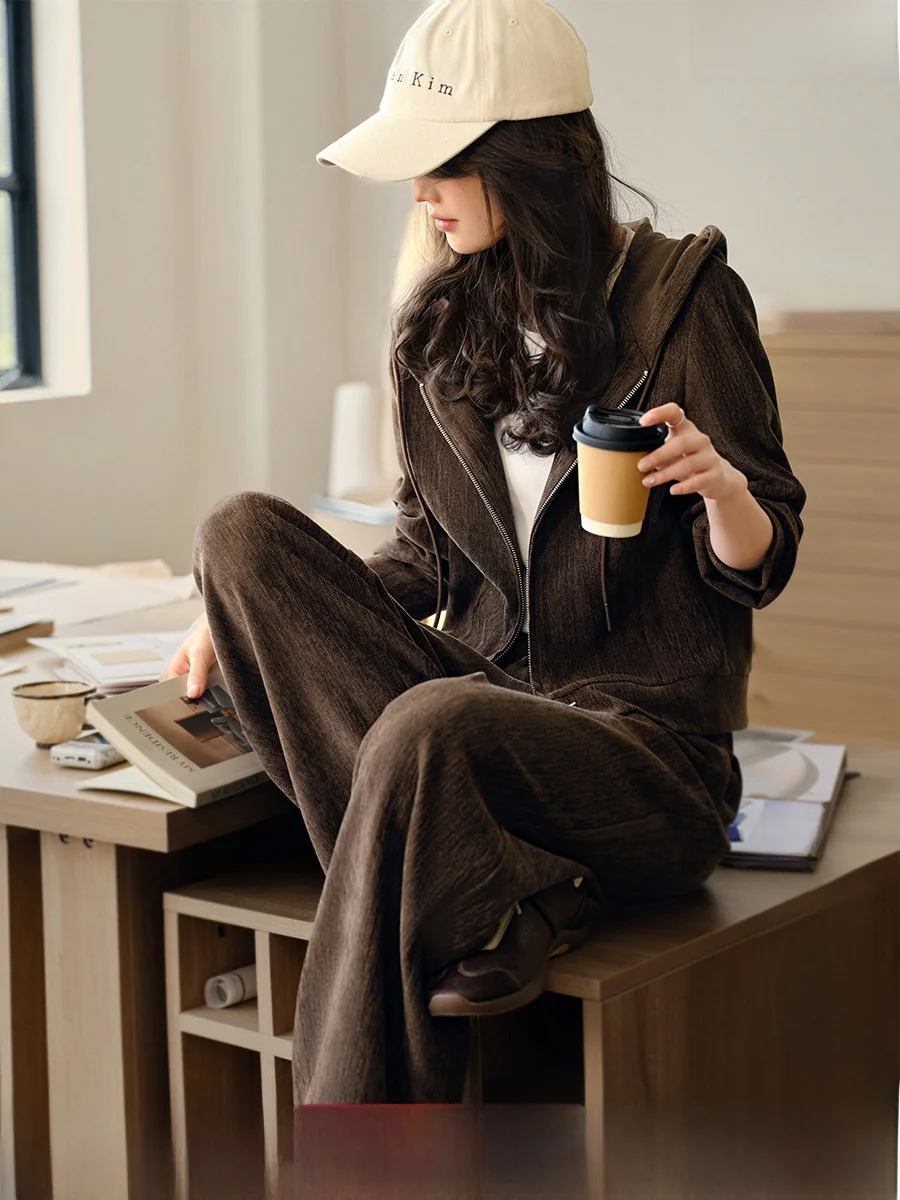 

Комплект повседневной спортивной одежды XWI для женщин: костюм-двойка с шапкой, длинными рукавами и брюками, осень 2025, новинка, антивозрастной эффект, модный комплект из двух предметов