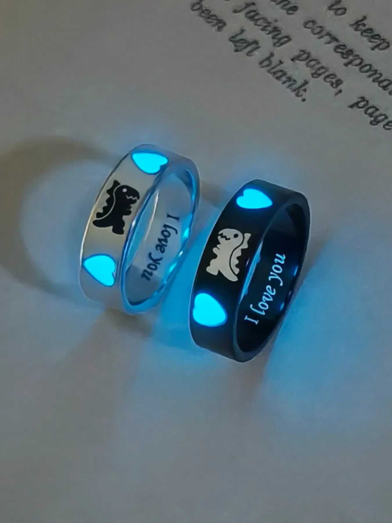 Anillos de pareja con diseño de dinosaurio, anillos de acero inoxidable, anillos que brillan en la oscuridad, anillos dobles, juego de anillos apilables, anillos apilables de moda, anillos apilables para los dedos, accesorios de moda para mujeres y hombres, joyería moderna y exquisita para regalo de cumpleaños.