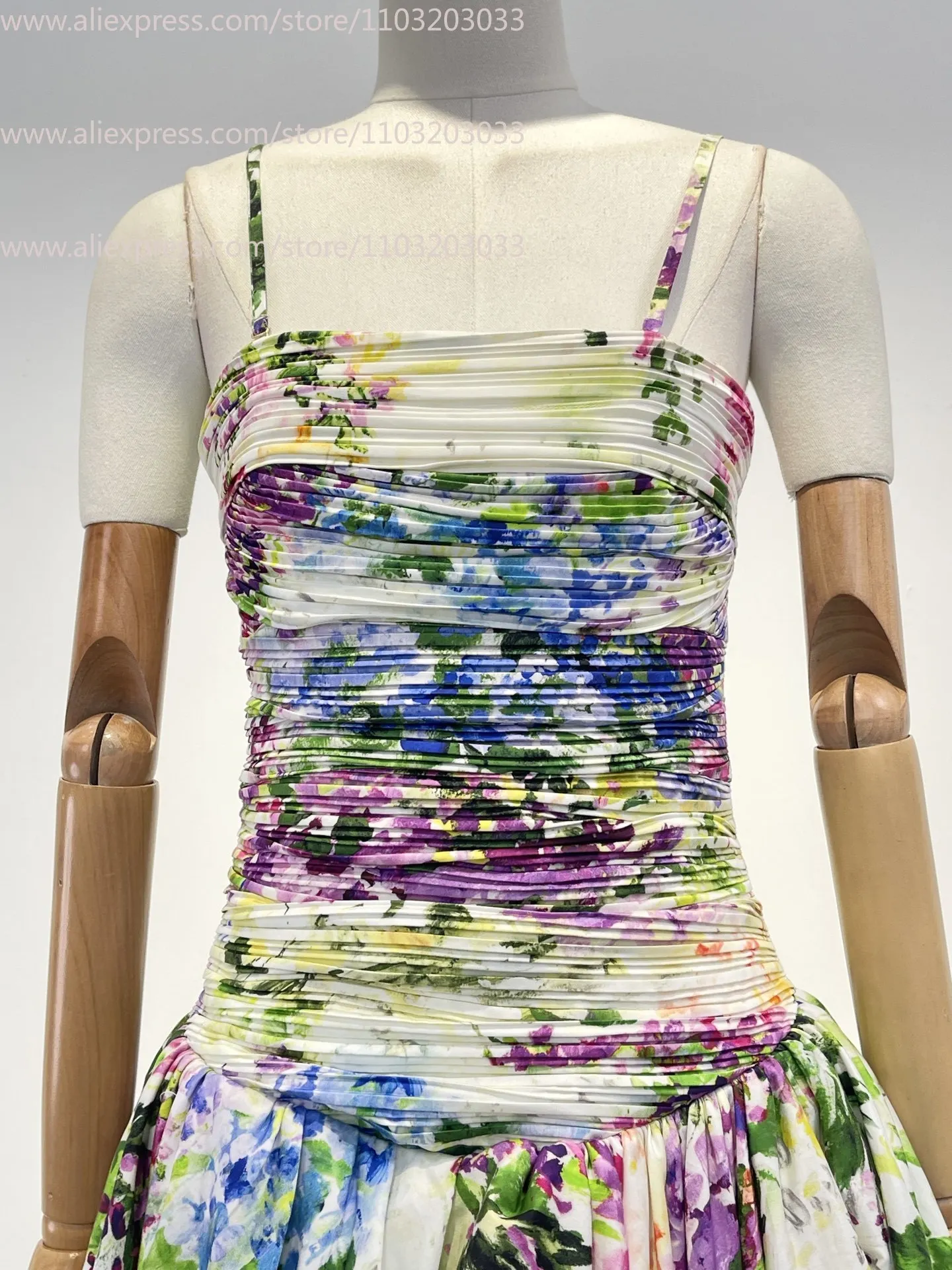 เดรสทรงเอไลน์สีเขียวลายดอกไม้พิมพ์ลายจีบระบายแขนกุดแบบใหม่ปี 2026