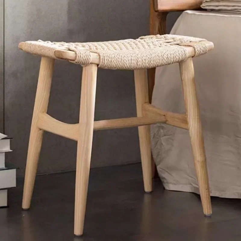 Enter the entrance to change shoes, low stools, log small dining chairs
