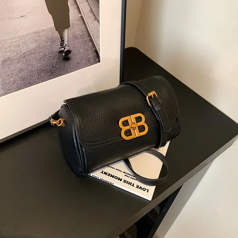 

2025 Women's New Bag - Retro Simple Temperament Small Square, Fashion Trend Personalized Shoulder, Matches Skirts & Coats