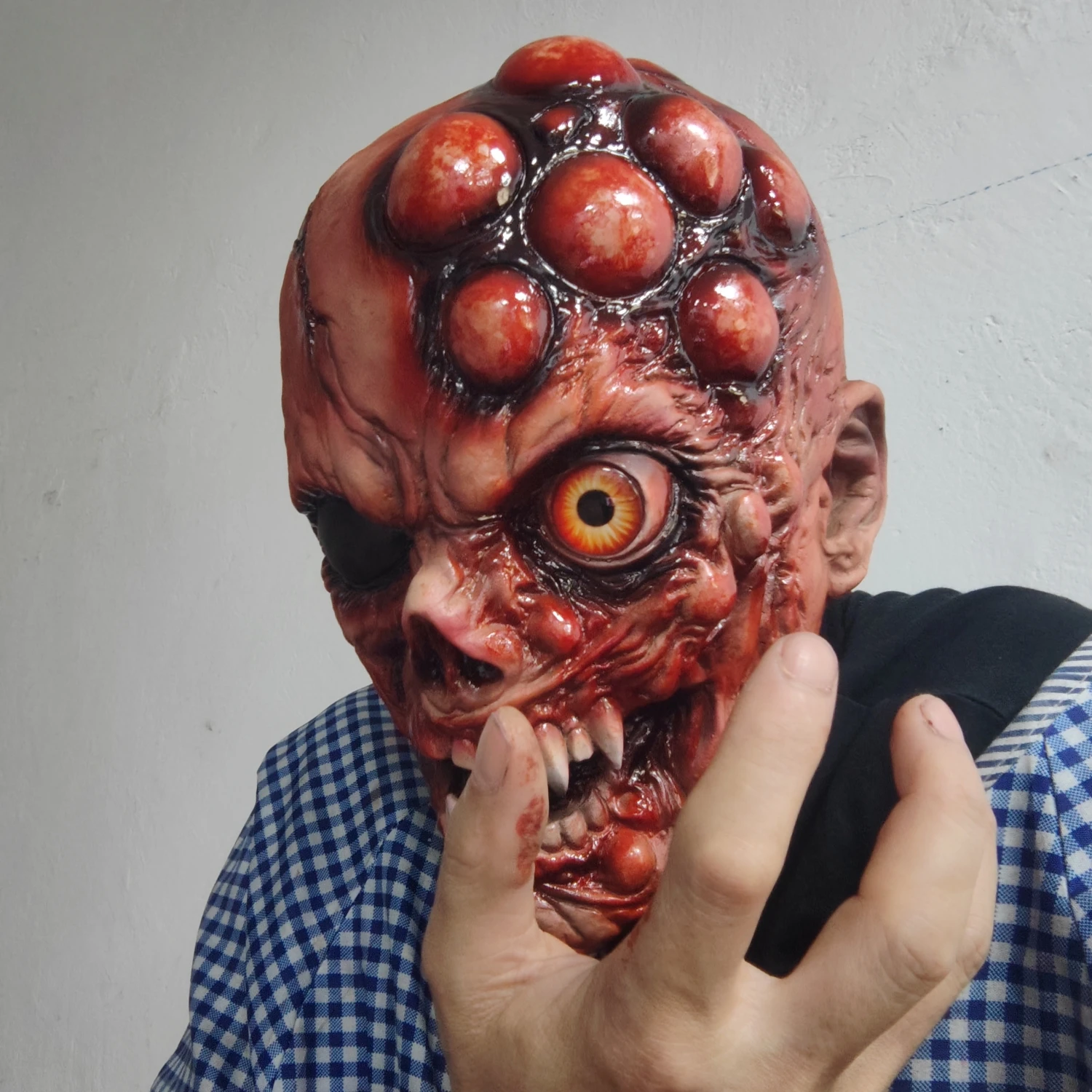 

Страшная латексная маска деформированного существа с выпученной головой, монстриным лицом и ужасающими глазами, реквизит для костюмированной вечеринки на Хэллоуин