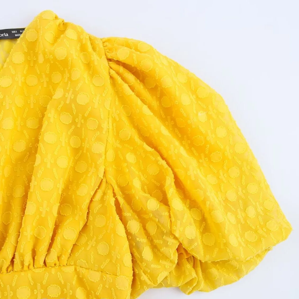 Vestido E de Verão Novo para Mulheres com Decote em V e Mangas Bufantes, Design Floral com Recortes, Saia Alta de Fada