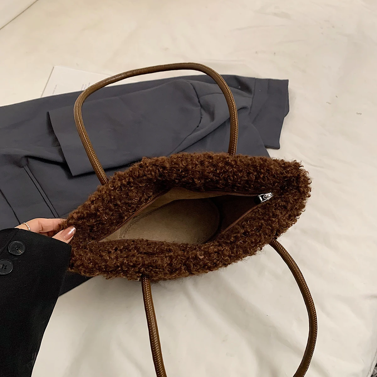 Lamb Woolen Handbag Winter Shopping Bag For Women Brown Coffee Plush Shoulder Bag Ladies Large Capacity Tote Travel Bag