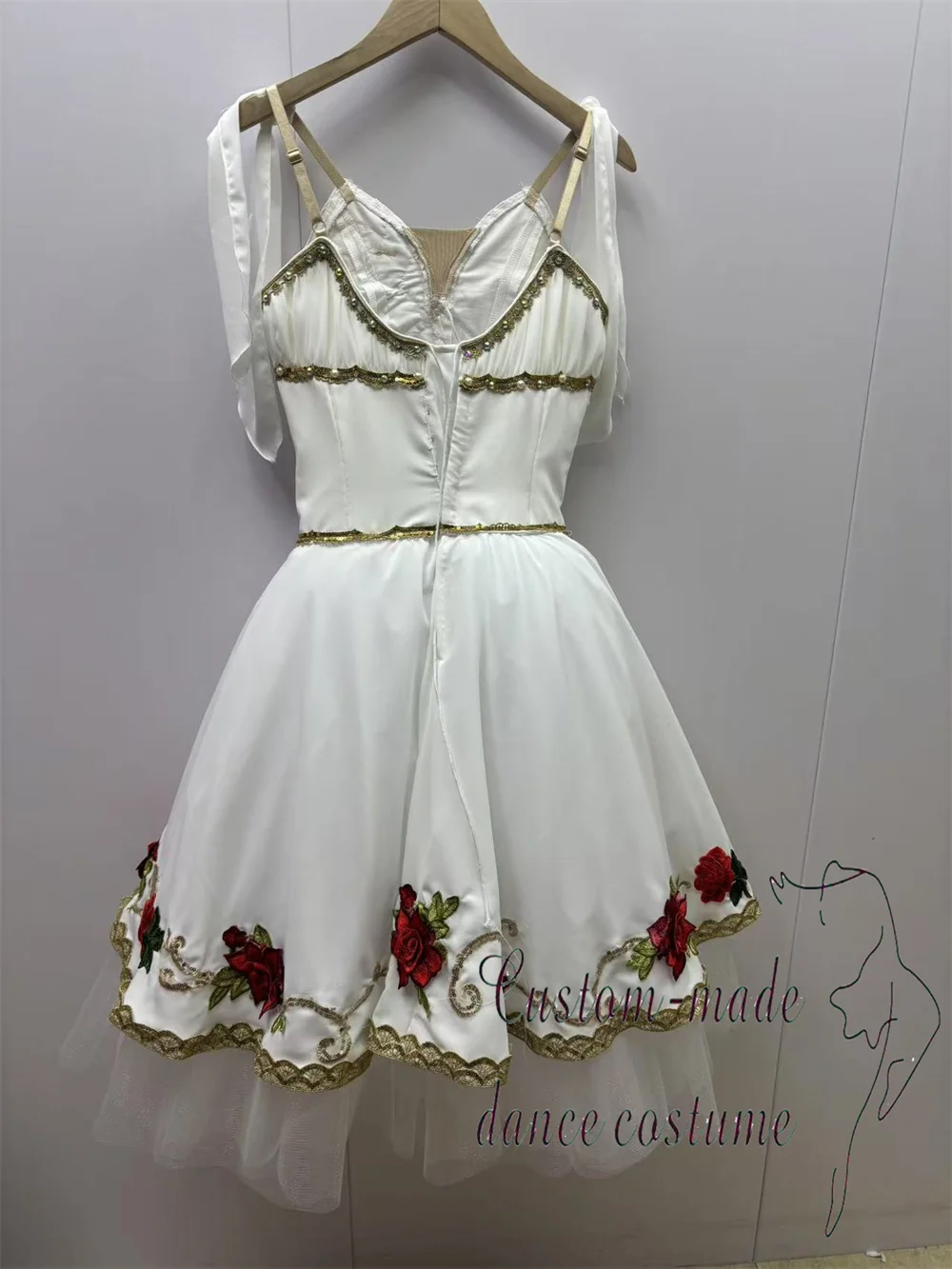 Oprócz wiosennego odruchu kwiatowego, występ baletowy z różnicańami sukienki baletowej \"Bogini Kwiatów\" - długa spódnica dla dziecka.