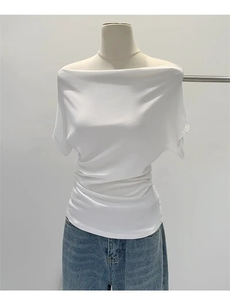 Sommerliches, schwarzes Damen-T-Shirt mit einem Schulterträger, kurzen Ärmeln, im koreanischen Stil, figurbetont, mit freiem Schulterbereich, modisch. – Detail 15