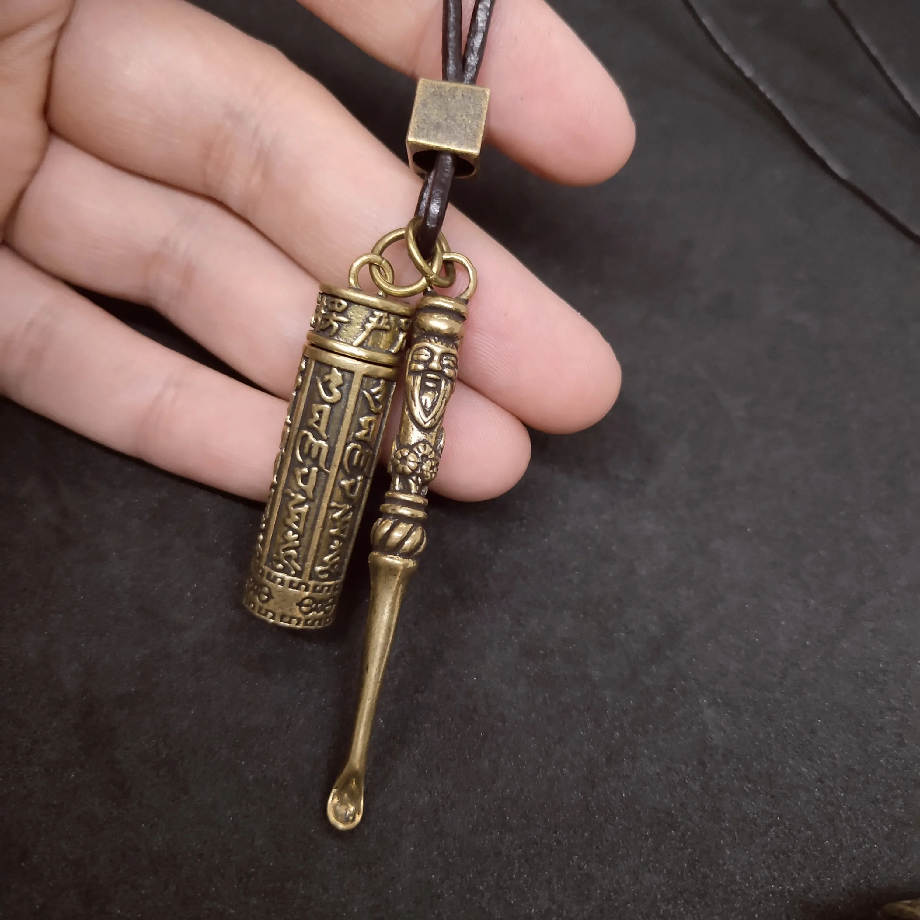 ملعقة نحاسية صغيرة جرة المعلقات الرجعية جلد البقر حبل السنسكريت تعويذة تنقش قلادة جرة قلادة سحر مجوهرات تذكارية