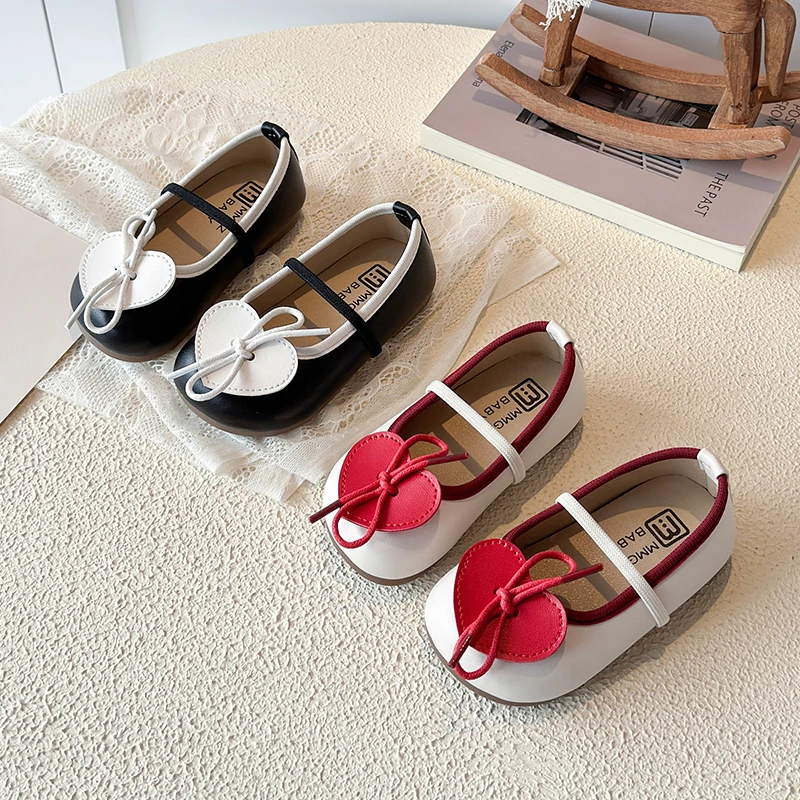 

2026 Girls' Korean Style Leather Shoes with Love Bowknot Design Soft Soled Casual Children's Shoes Daily Wear Simple Kids' Shoes