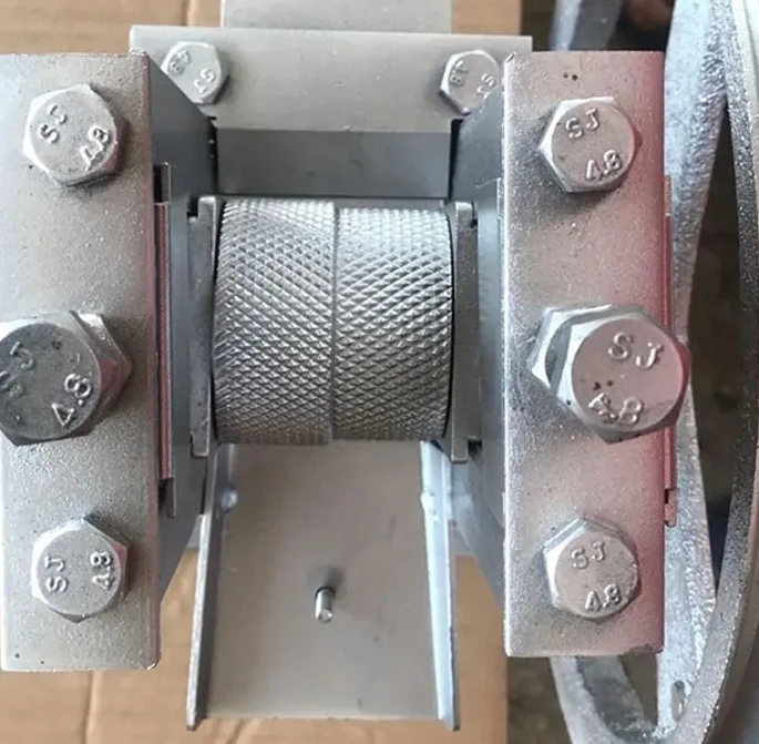 

Efficient manual bamboo strip slitting and layering machine emphasizes operational convenience and multifunctionality