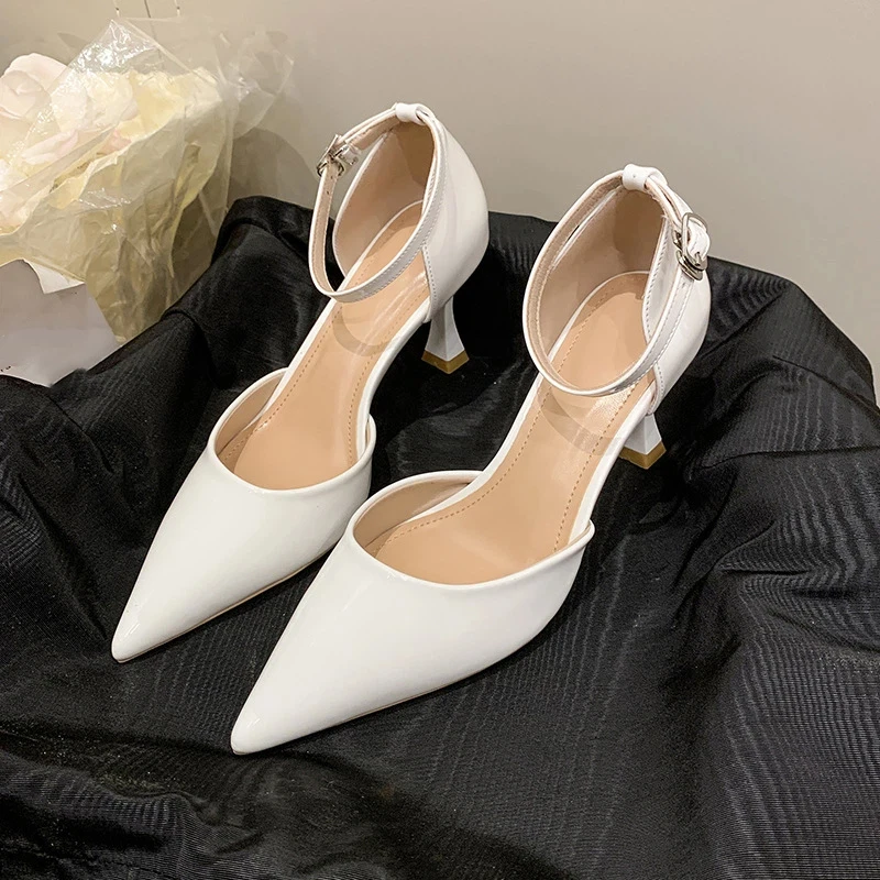 أحذية جديدة للربيع والصيف بكعب عالٍ: صندل أنيق بمقدمة مدببة وحزام واحد مفتوح الجوانب وكعب مغلق.