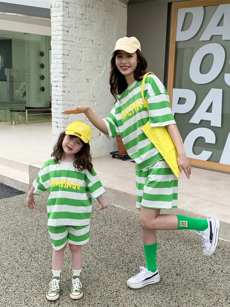 

Parent-child Two-piece Suit 2022 Korean Version of Mother and Daughter Striped Short-sleeved Alphabet Shorts Suit 4-6y