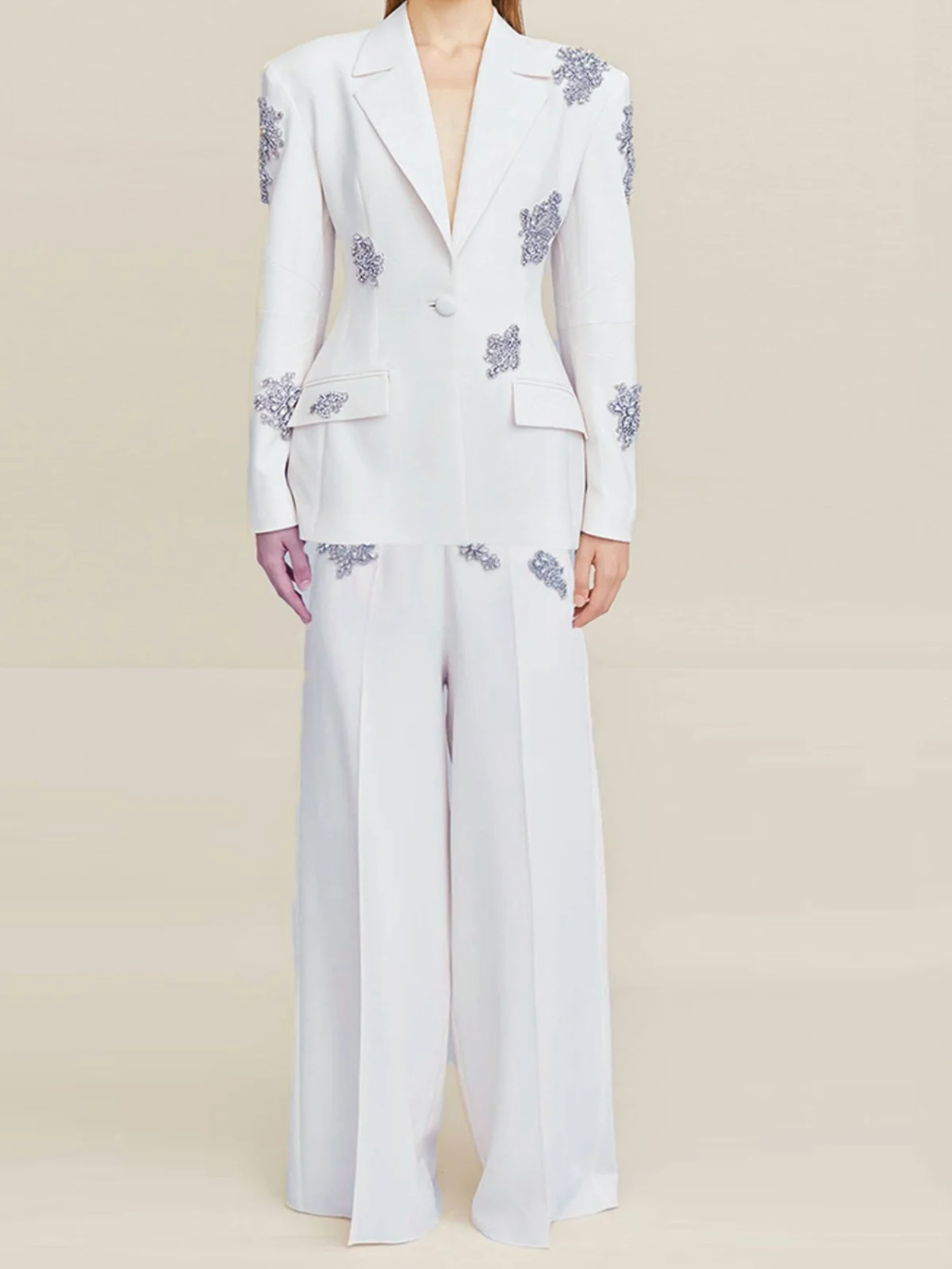 

Костюм-двойка весна-лето 2025: пиджак с одной пуговицей, расшитый стразами, и брюки с широкими штанинами. Элегантный женский комплект.