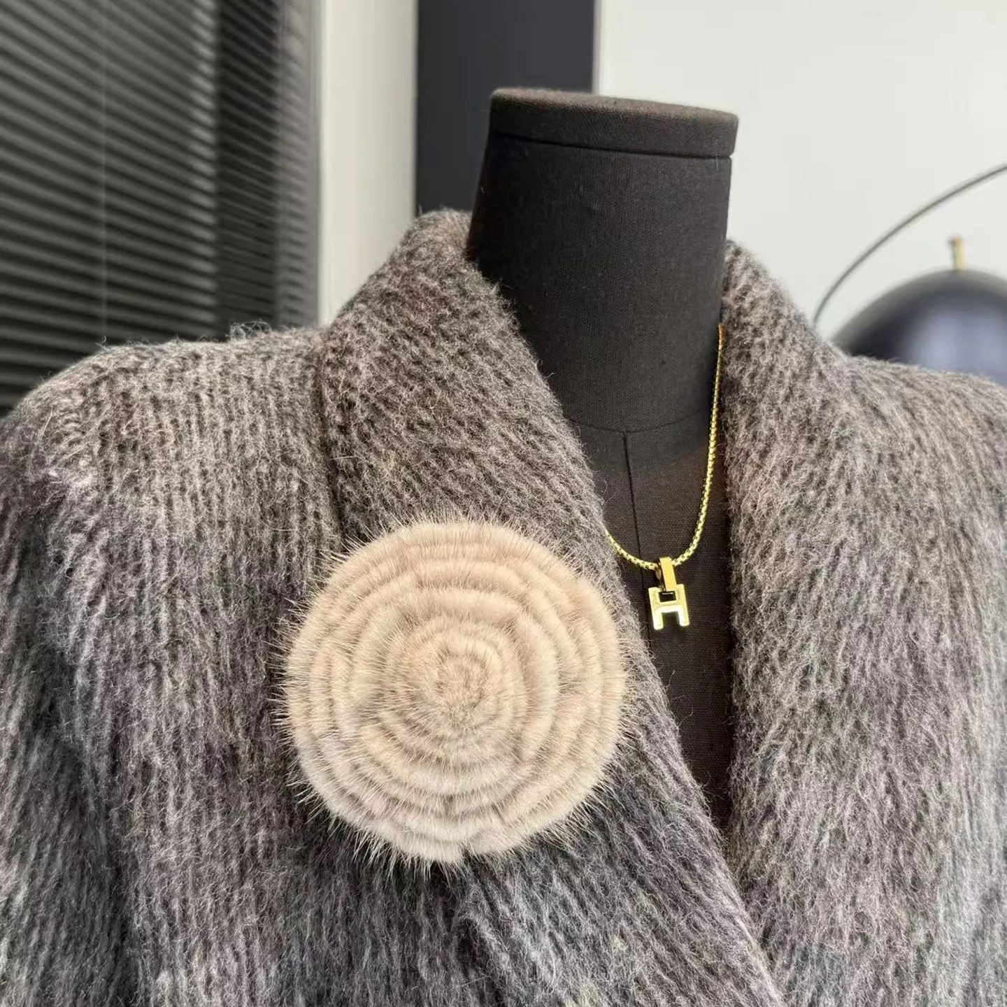 Female Real MInk Fur rose brooch – authentic fur lapel pin for women's autumn/winter brooch pin for sweaters, scarf