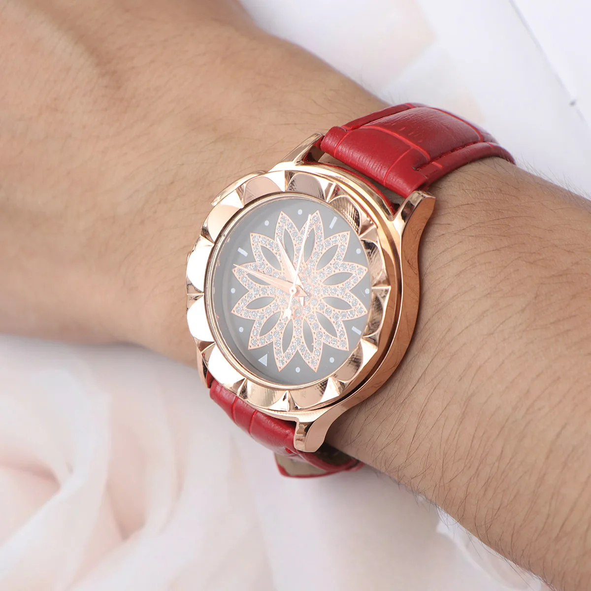 

Rhinestone Women Quartz Watch Elegant Red Alloy Fashionable Wristwatch Gift for Valentine Birthday New Year Quartz Watch