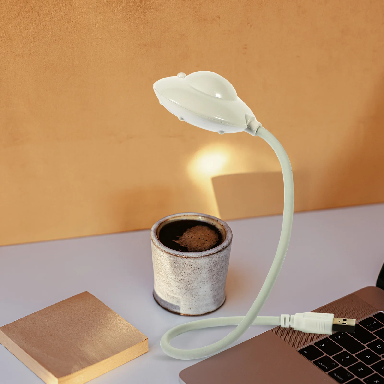 Disco volante Luce Led Scrivania Camera da letto Dormitorio Lampada da tavolo per uso domestico Comodino Lampada da tavolo Studenti Lampada da lettura per studio