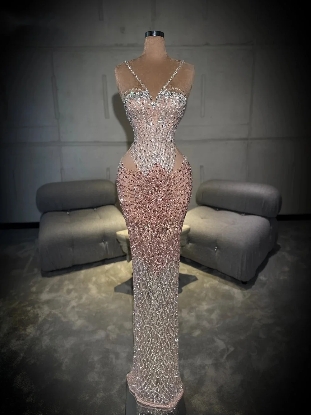 Gorgeous Sequined Crystal Prom Dresses Elegant Sleeveless Sweetheart Evening Dress Floor Length Party Gown Customized