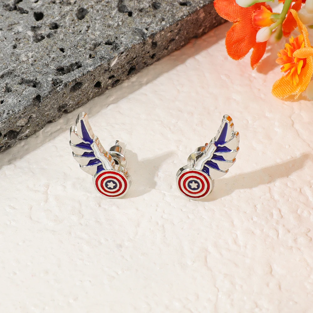 Captain America Shield Wing Design Ohrstecker aus Metall und Emaille, trendige, coole Superhelden-Ohrringe, Schmuck, Accessoires, Geschenke – Detail 2