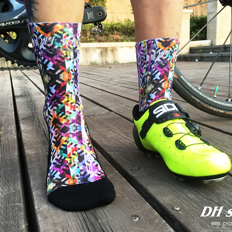 

Новые велосипедные носки с принтом для велосипедных спортивных соревнований, профессиональные осенние и зимние износостойкие и дышащие повседневные носки до середины икры