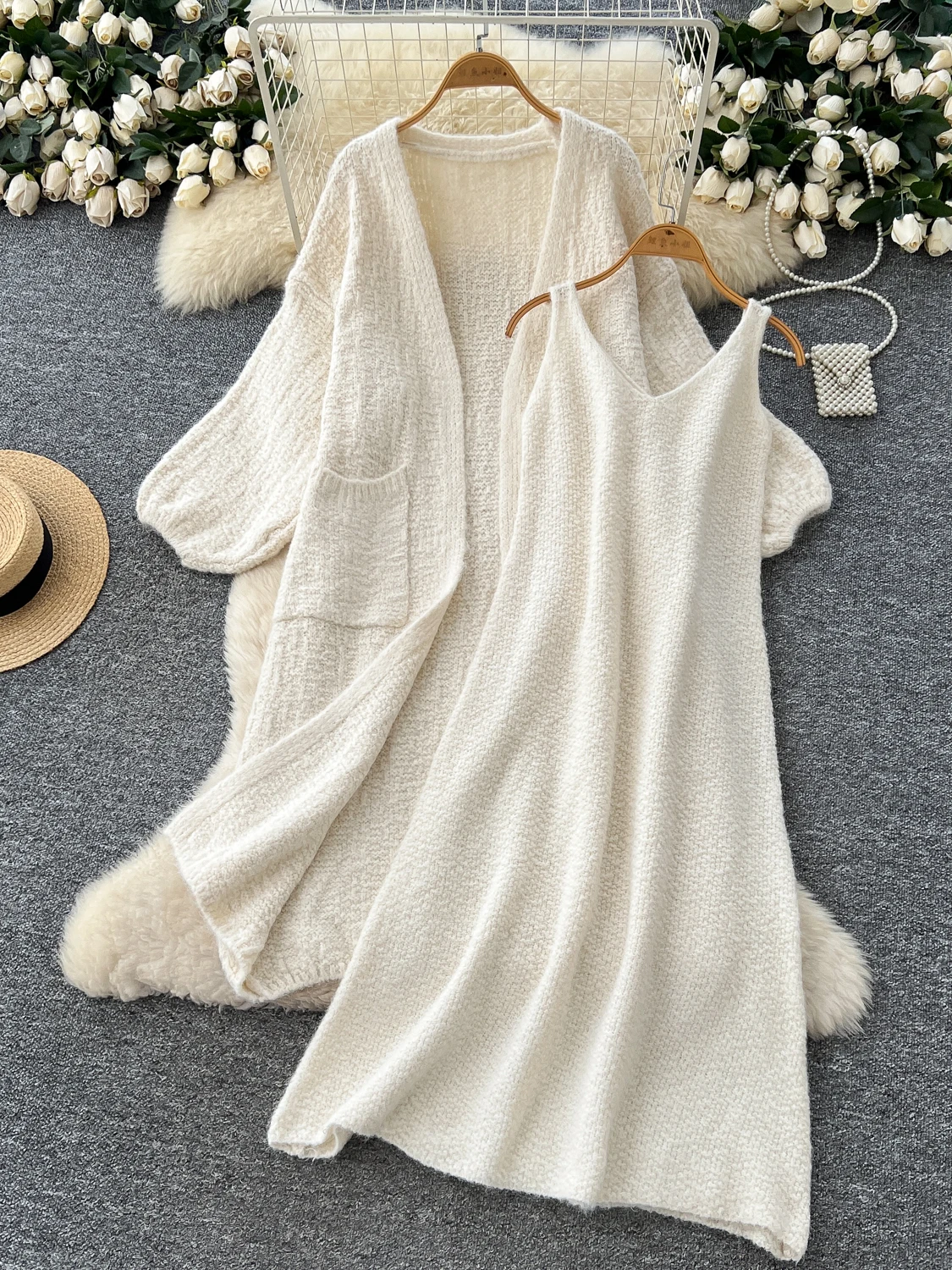 

2026 Новый осенне-зимний женский свободный вязаный кардиган средней длины в ленивом стиле + однотонное платье-бретелька, комплект из 2 предметов