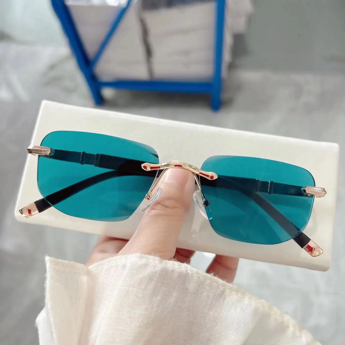 

Luxury Blue Crystal Mens Sunglasses Minimalist Sun Protection HD Vision Eye Care High Quality Fashion Statement Optical Eyewear