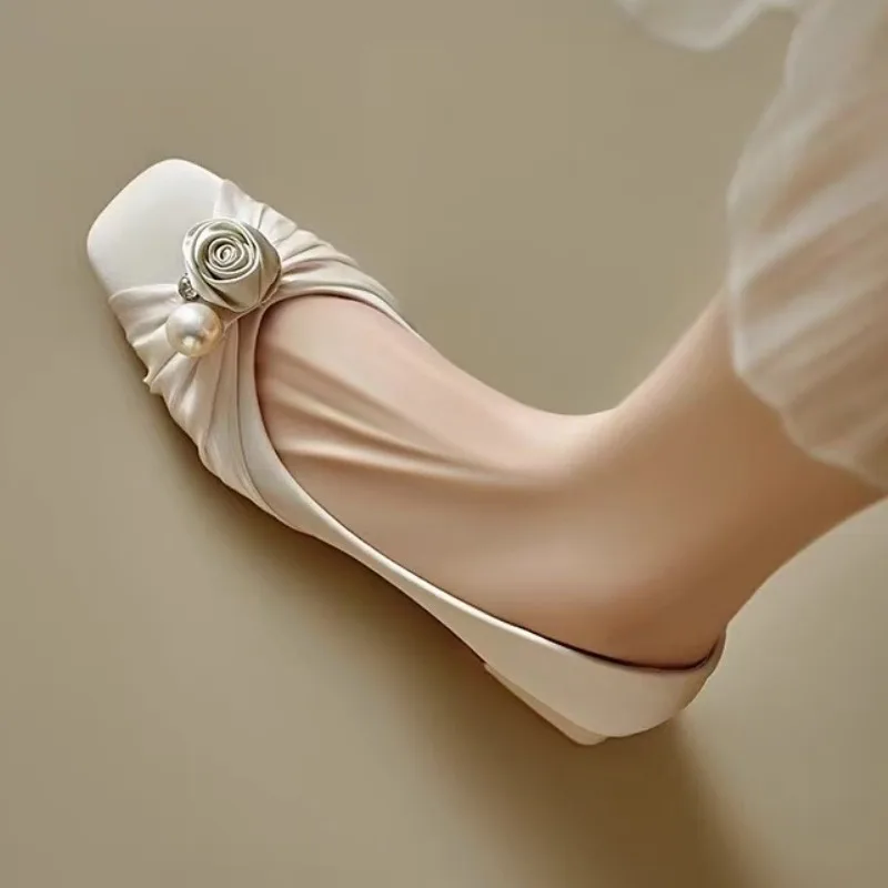 2025 einzelne Schuhe Herbst neue spitze Zehen flache Slip Strass Blume weiche Sohle Anti-Rutsch verschleißfeste Low-Top-Schuhe